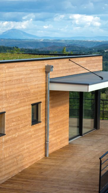 NaturARCH, Maison d'architecte individuelle avec toiture végétalisée sur pilotis au dessus des restanques à Forcalquier