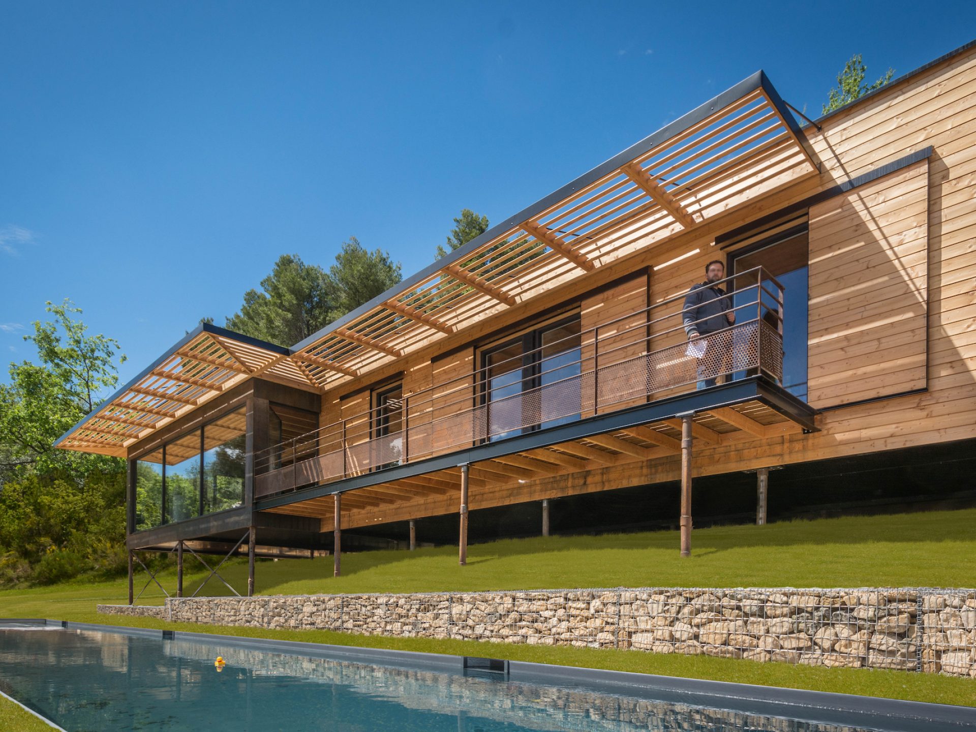NaturARCH, Maison d'architecte écologique sur pilotis avec couloir de nage à Malemort-du-comtat