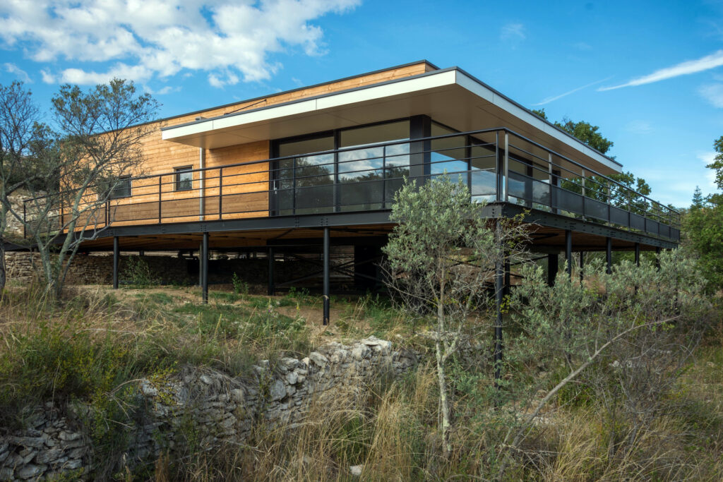 NaturARCH, Maison d'architecte individuelle avec toiture végétalisée sur pilotis au dessus des restanques à Forcalquier
