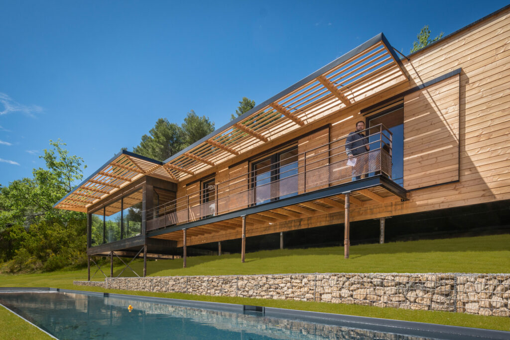 NaturARCH, Maison d'architecte écologique sur pilotis avec couloir de nage à Malemort-du-comtat