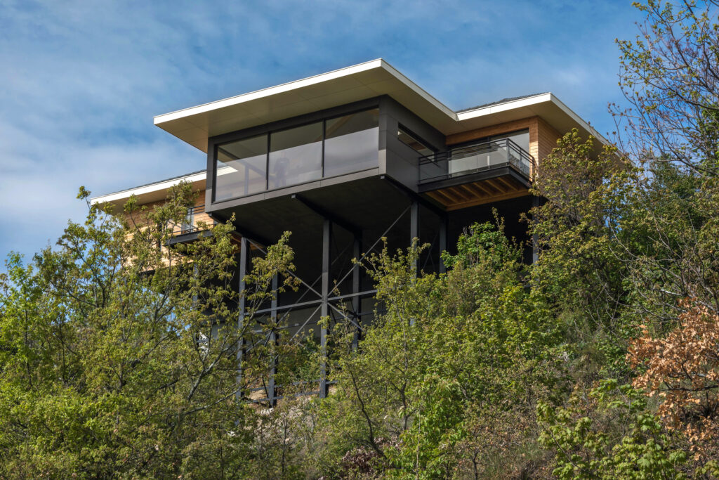 Agence Architecte NaturARCH, Maison sur pilotis avec vue panoramique à Pelleautier